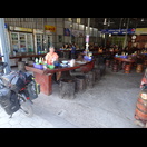 Mittagessen an und auf Massivholzmöbeln